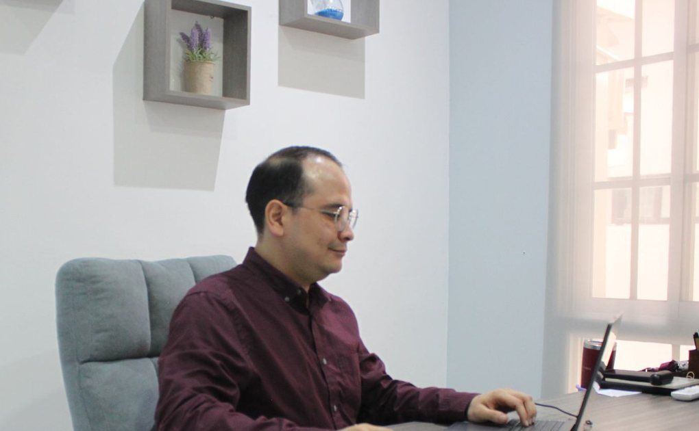 El Dr. Walter Villalobos trabajando en su consultorio de Clínica Mente Sana