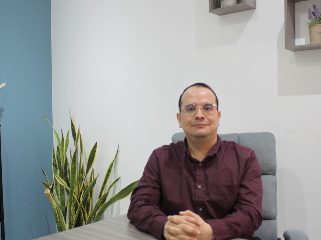 El Dr. Walter Villalobos, psiquiatra de MenteSana, en su consultorio