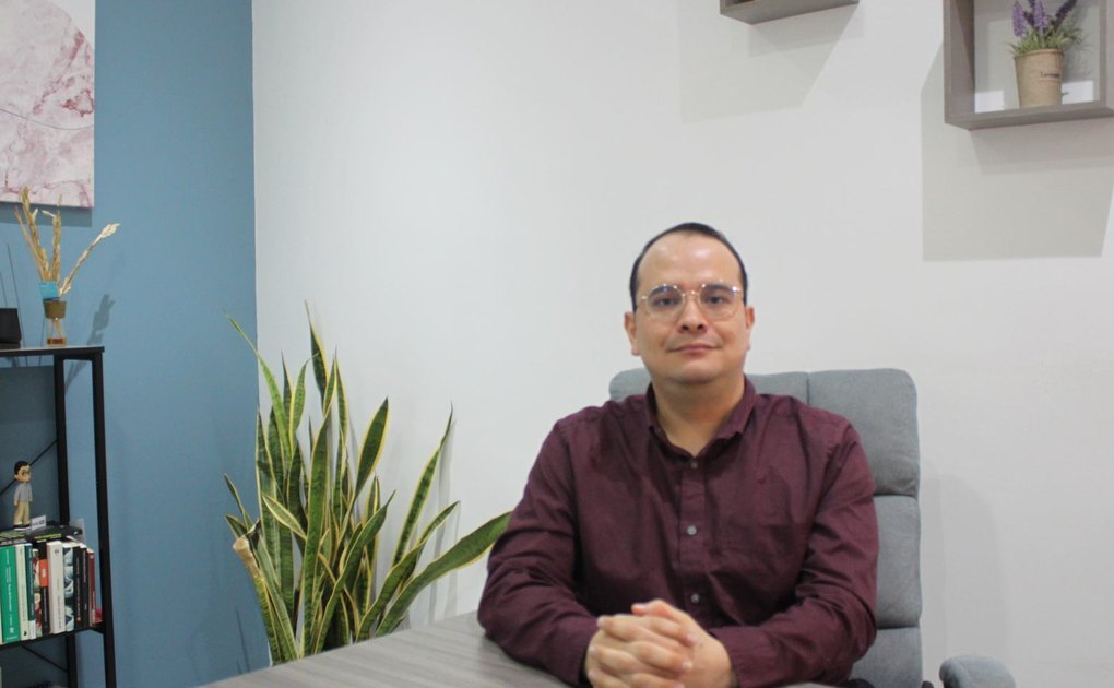 El Dr. Walter Villalobos, psiquiatra de MenteSana, en su consultorio