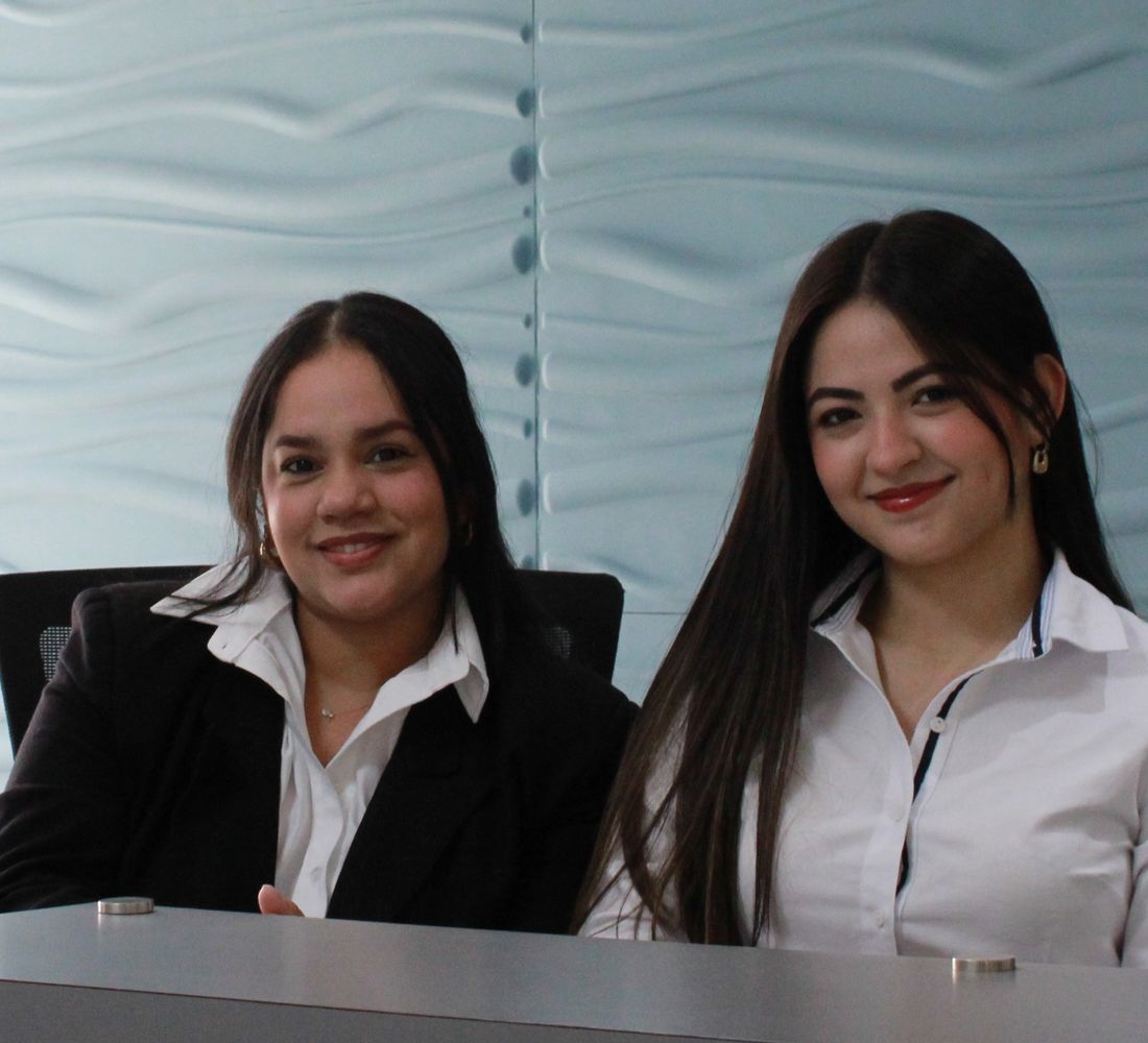 Recepción de Clínica MenteSana con dos integrantes del equipo administrativo